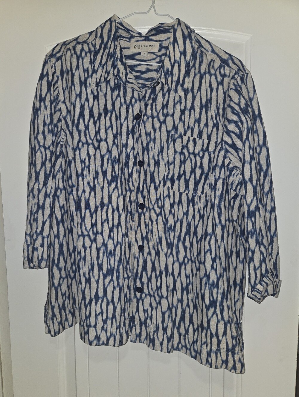 NWOT Jones New York White and Blue Abstract-Print Button-Down Shirt